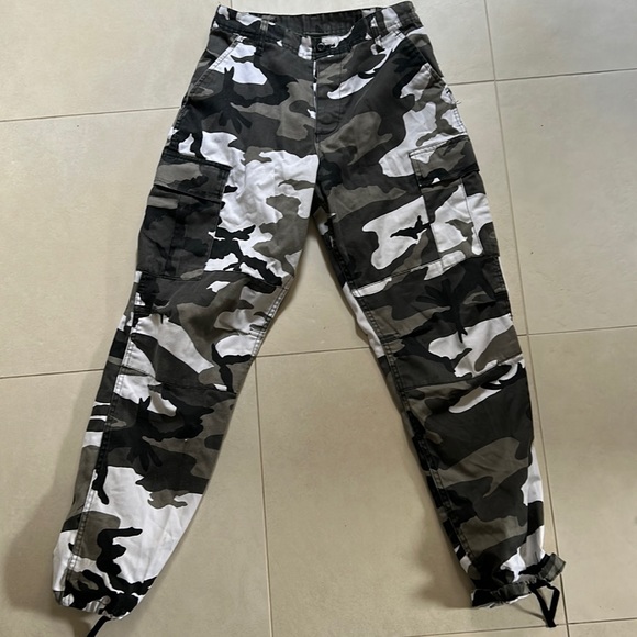 Camo green white and black pants - Picture 1 of 3
